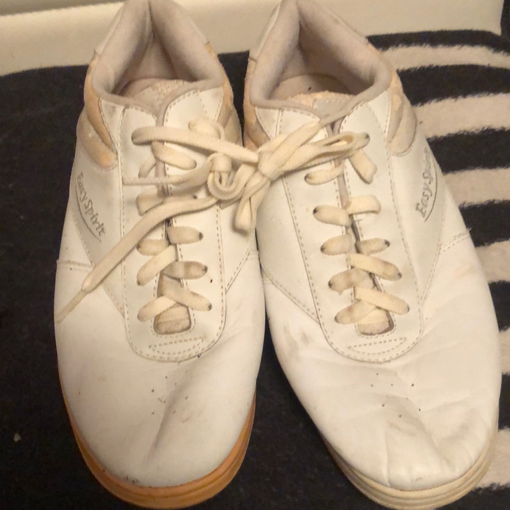 Easy Spirit White Sneaker’s white gently worn